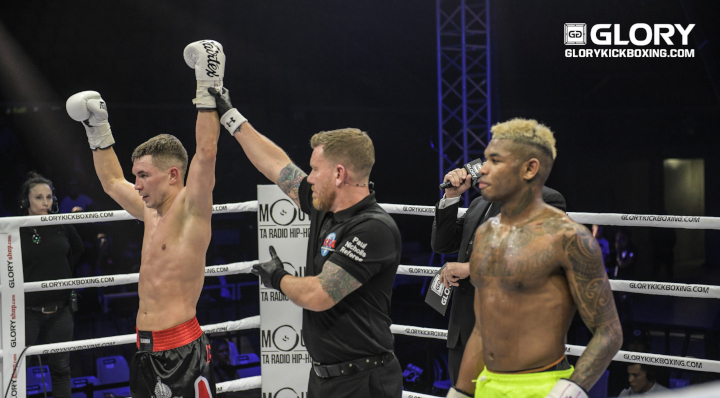 Ulianov dominates Glunder en route to decision win